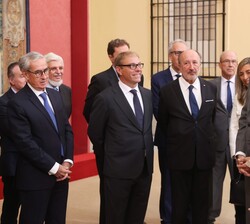 Don Felipe conversa con los asistentes a la audiencia